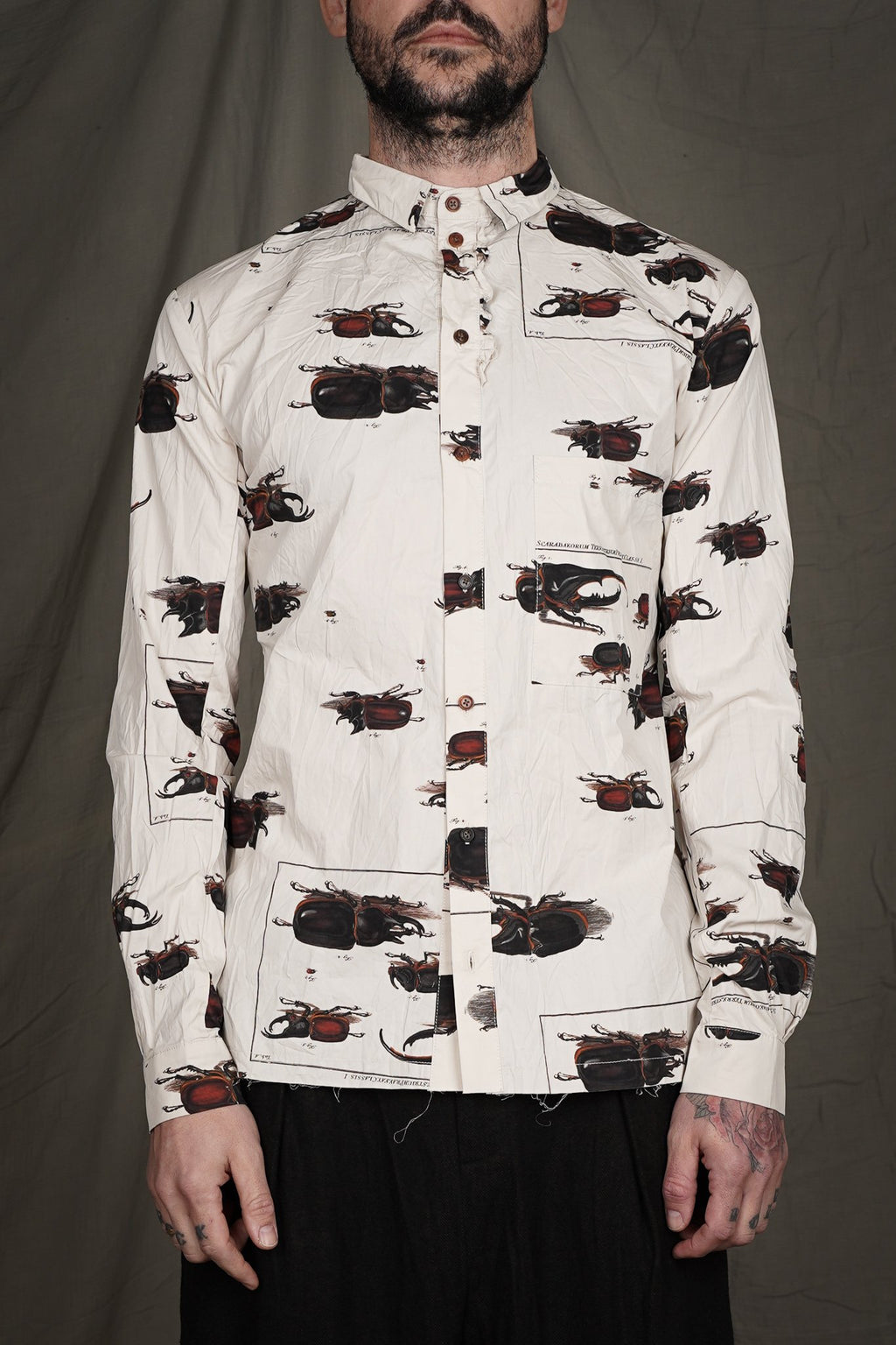 Aleksandr Manamis/PANEL DETAIL BEETLE SHIRT (Homme) – boutiqueW