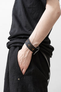 m.a+/A-F8E1 GR 3,0 cross stitched med wrist band