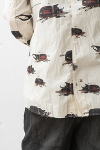 Aleksandr Manamis/PANEL DETAIL BEETLE SHIRT (Homme)