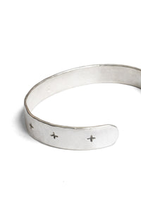 m.a+/AB10 Bracelet en argent ciselé avec croix AG